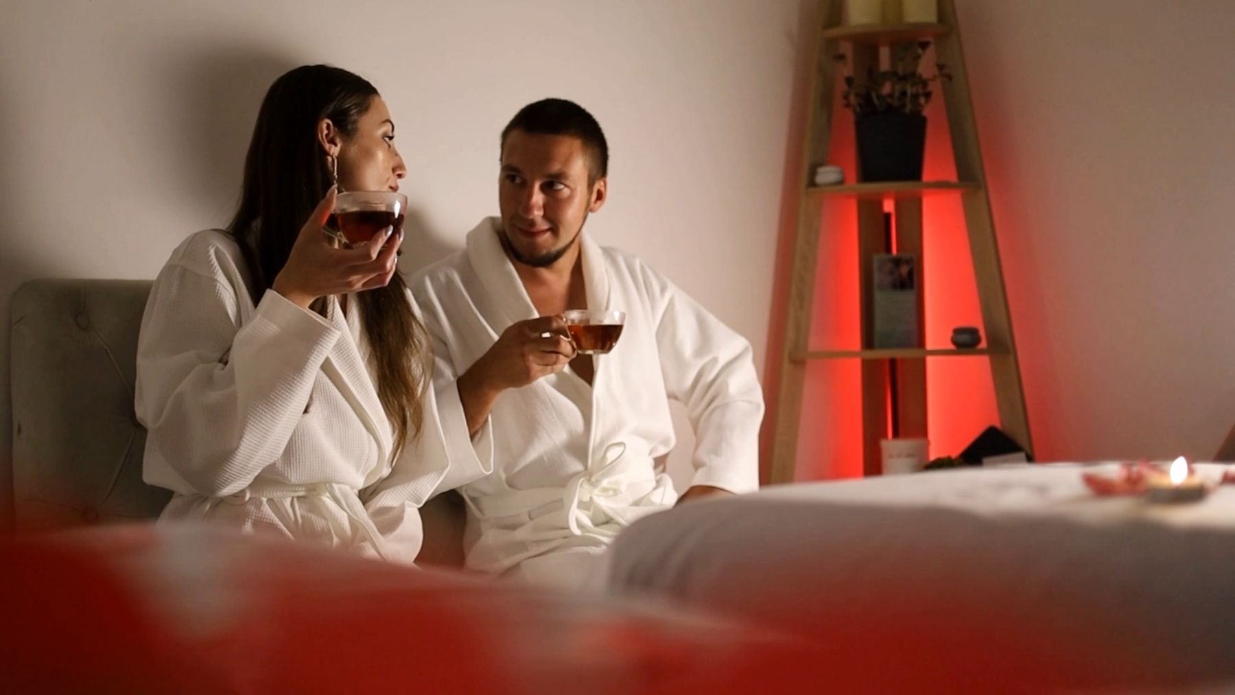 Пара в халатах п'є чай після SPA